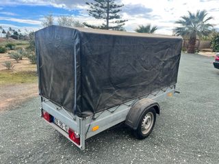 Remolque con lona negra