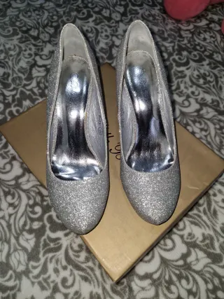 Zapatos de tacón plateados con purpurina
