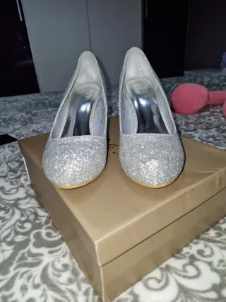 Zapatos de tacón plateados con purpurina