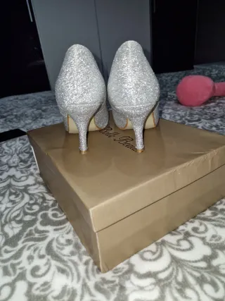 Zapatos de tacón plateados con purpurina