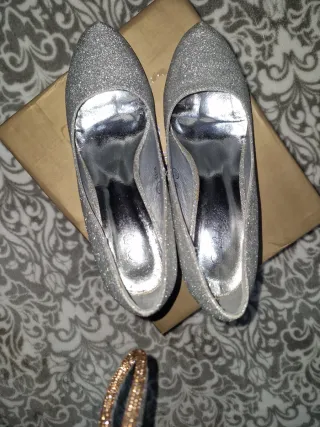 Zapatos de tacón plateados con purpurina