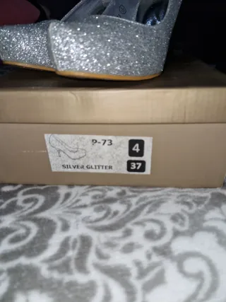 Zapatos de tacón plateados con purpurina