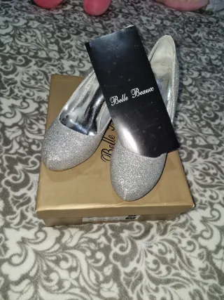 Zapatos de tacón plateados con purpurina