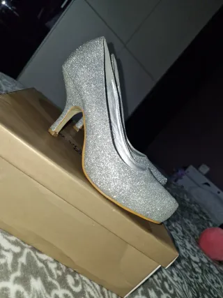 Zapatos de tacón plateados con purpurina