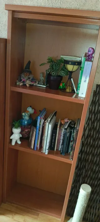 Mueble de comedor madera, color cerezo claro.