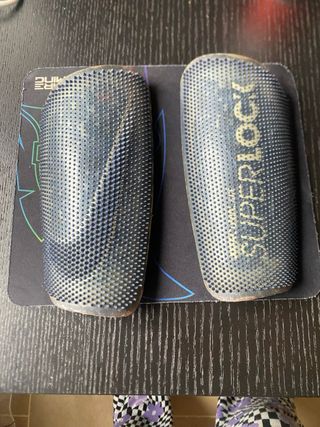 Espinilleras Nike Negras, blancas y azules