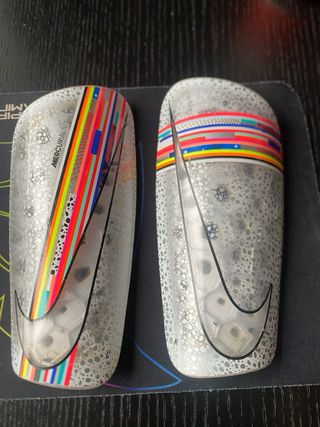 Espinilleras Nike Negras, blancas y azules