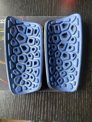 Espinilleras Nike Negras, blancas y azules