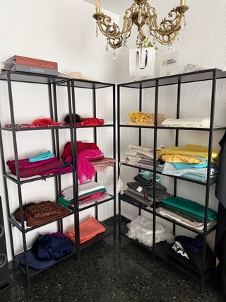 Estanterías metálicas negras