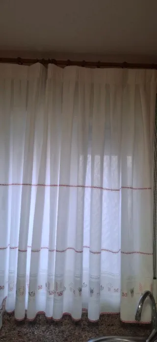 Cortina y barra de madera maciza de pino.