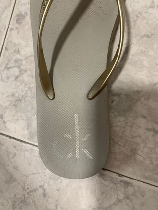 Chanclas Calvin Klein doradas y grises