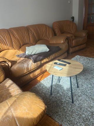 Sofá de piel marrón