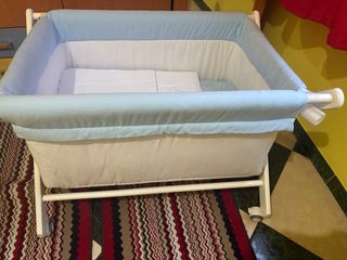 Cuna de bebé azul y blanca