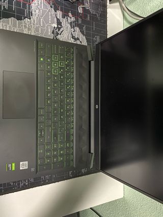 Portátil HP Pavilion Negro y Verde más accesorios