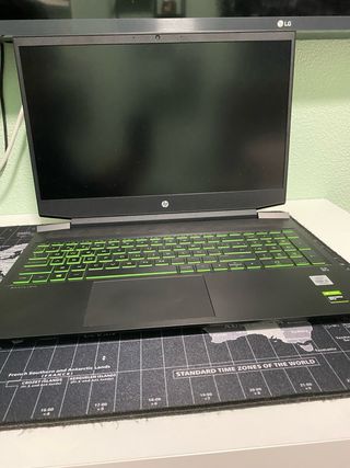 Portátil HP Pavilion Negro y Verde más accesorios