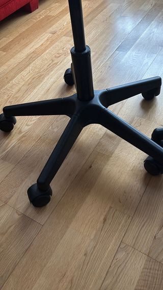 Silla de oficina roja y negra