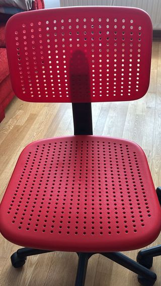 Silla de oficina roja y negra