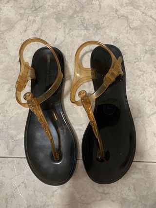 Sandalias Gloria Ortiz negras y doradas