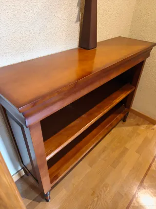 Mueble de madera con estantes