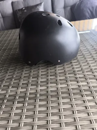 Casco negro protección bicis/patines