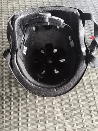 Casco negro protección bicis/patines