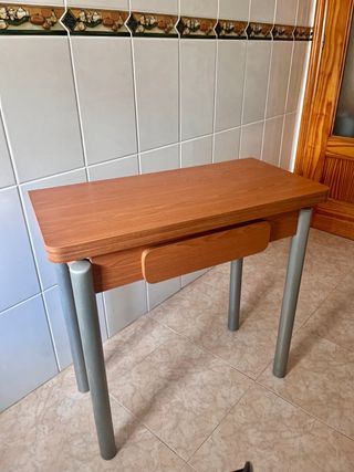 MESA DE COCINA Y DOS TABURETES