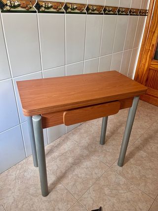 MESA DE COCINA Y DOS TABURETES
