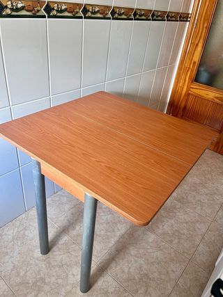 MESA DE COCINA Y DOS TABURETES