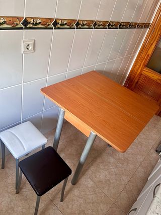MESA DE COCINA Y DOS TABURETES