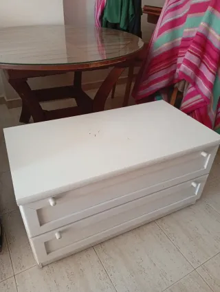 Cómoda pequeña blanca