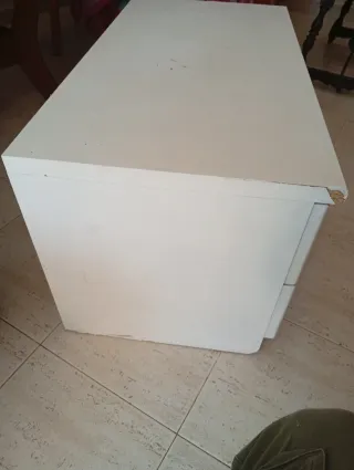 Cómoda pequeña blanca