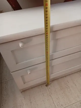 Cómoda pequeña blanca