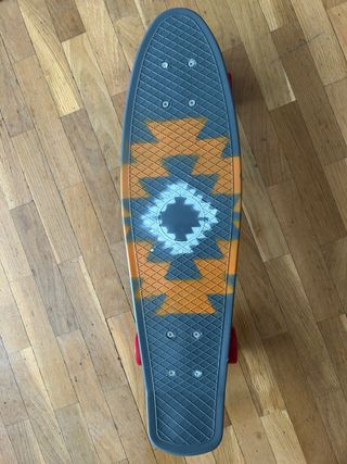 Monopatín skate diseño tribal nuevo