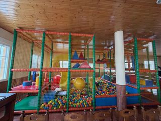 Parque infantil con piscina de bolas y tobogan