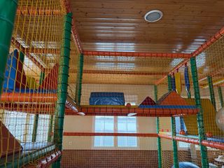 Parque infantil con piscina de bolas y tobogan