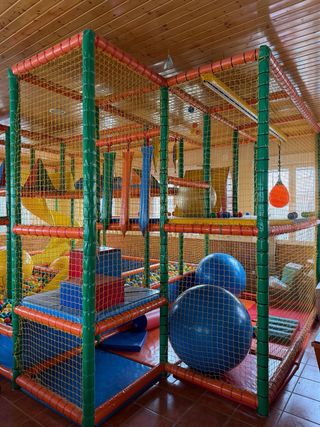 Parque infantil con piscina de bolas y tobogan