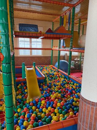 Parque infantil con piscina de bolas y tobogan
