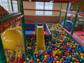 Parque infantil con piscina de bolas y tobogan