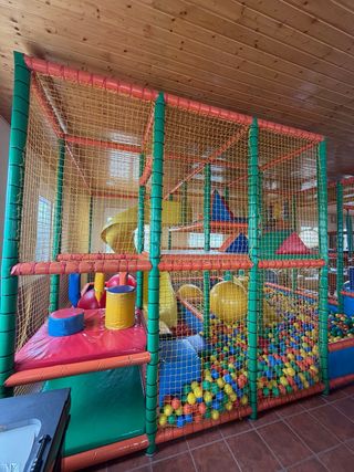 Parque infantil con piscina de bolas y tobogan