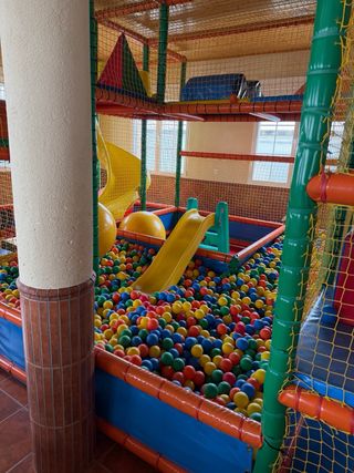 Parque infantil con piscina de bolas y tobogan