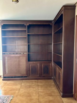 Gran librería de madera oscura