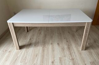 Mesa comedor madera y blanco extensible.
