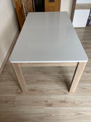 Mesa comedor madera y blanco extensible.