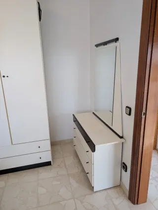 Cama y mesitas de noche blanco y negro