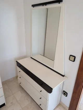 Cama y mesitas de noche blanco y negro