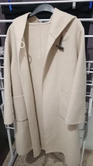 Parka beige de lana con capucha