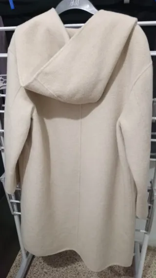 Parka beige de lana con capucha