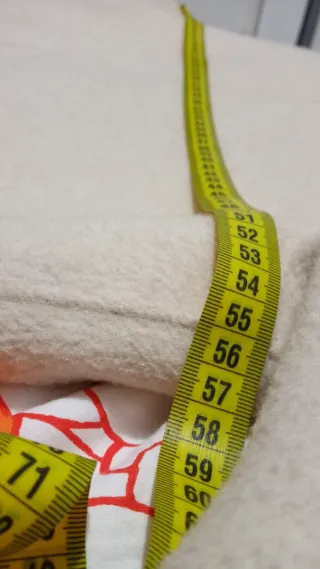 Parka beige de lana con capucha