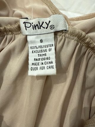 Vestido beige y negro con encaje.