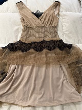 Vestido beige y negro con encaje.